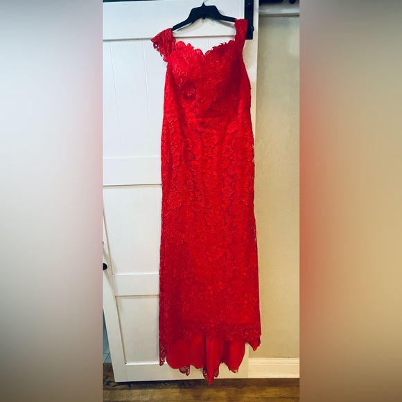 Formal gown - Picture 1 of 4